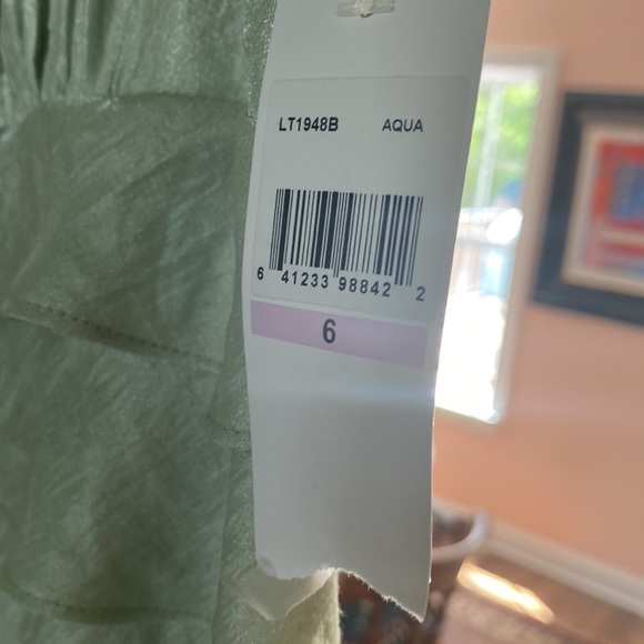 Light green cocktail dress size 6 above knee length new with tags - Picture 3 of 4